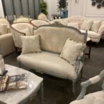 2-15 صالون كلاسيك بلون أوف وايت مع لمسة أخضر رمادي